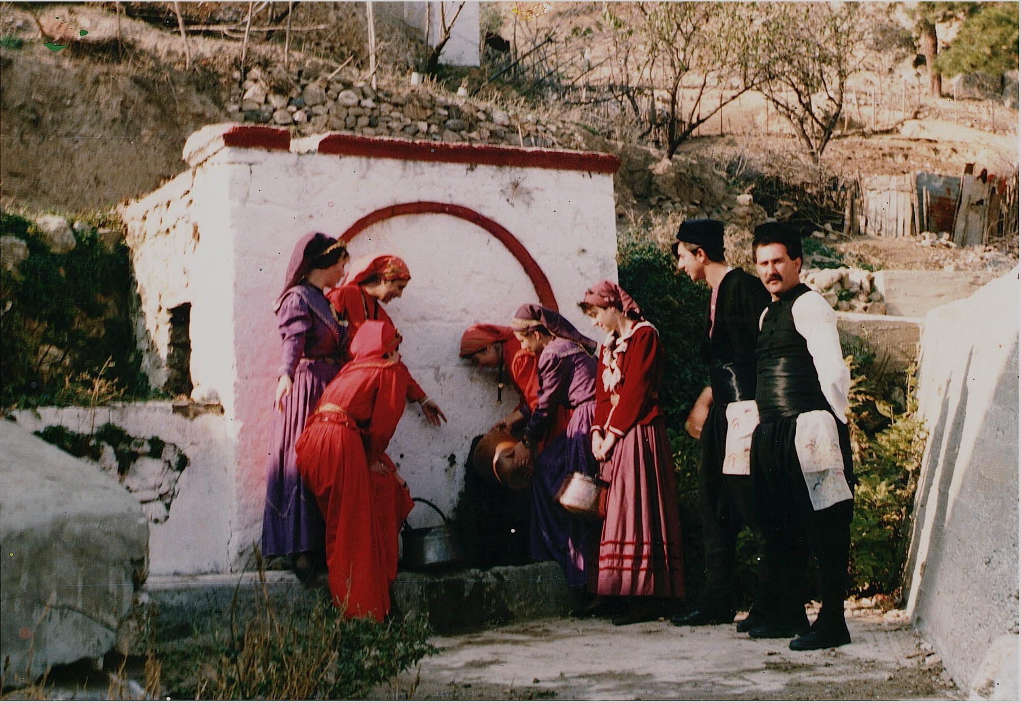 Η βρύση του Παπά-Νικόλα με μέλη του ΠΣΙ το 1986 με παραδοσιακές φορεσιές