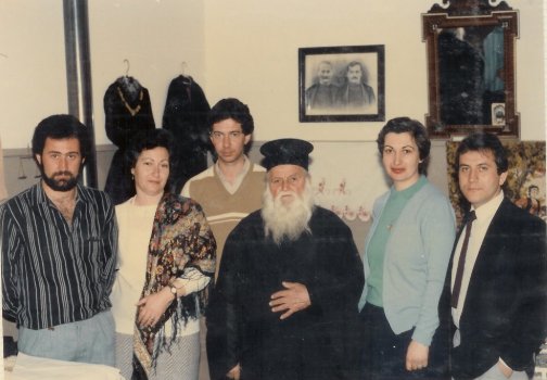 To 1985 μέλη του Συλλόγου με τον παπα-Γιάννη του οποίου το σπίτι αγόρασε ο Σύλλογος για να κτιστεί το Μουσείο