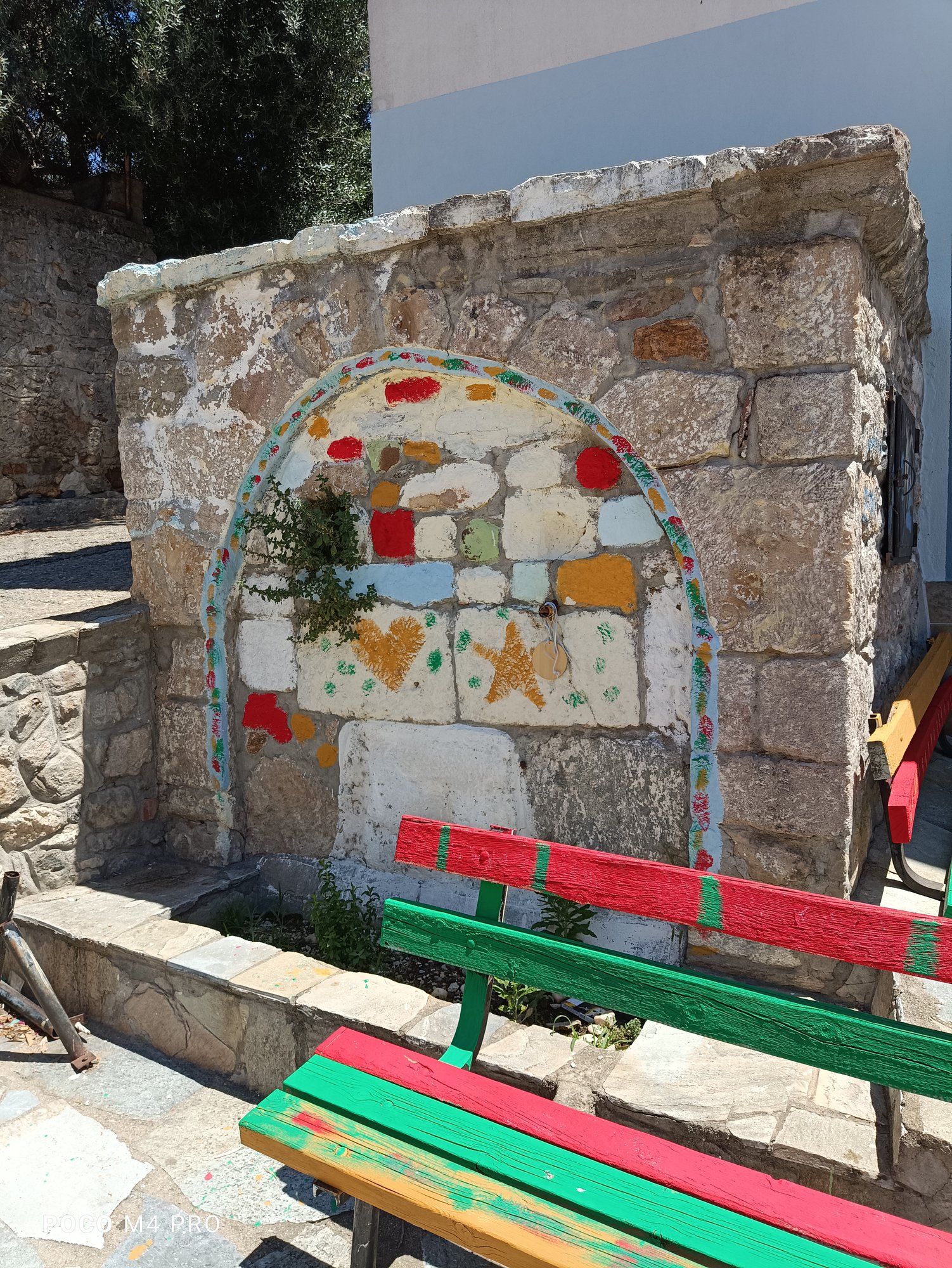 Η βρύση του Μαβίνη με αυθαίρετες χρωματικές παρεμβάσεις