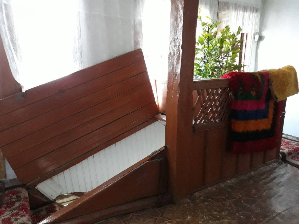 κλαβανή :  οριζόντια πόρτα που έκλεινε στο πάνω μέρος της σκάλας