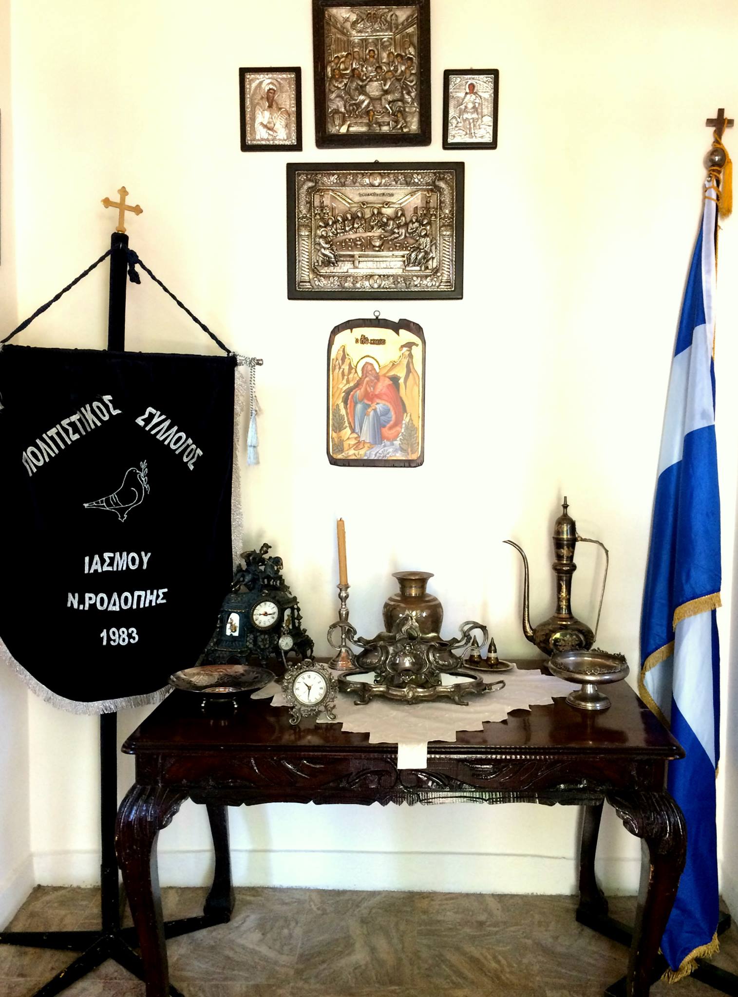 Το λάβαρο του Πολιτιστικού Συλλόγου Ιάσμου, που ιδρύθηκε το 1983, δίπλα σε εκθέματα του μουσείου